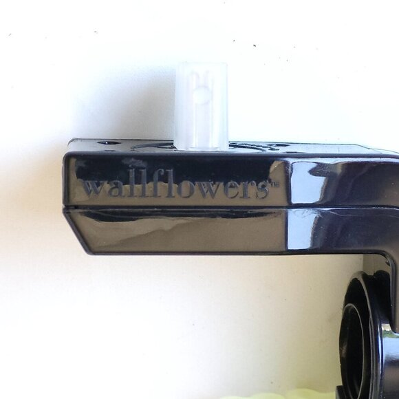 BATH AND BODY WORKS HALLOWEEN GLOW IN THE DARK SKULL WALLFLOWER BNIP - Picture 5 of 8